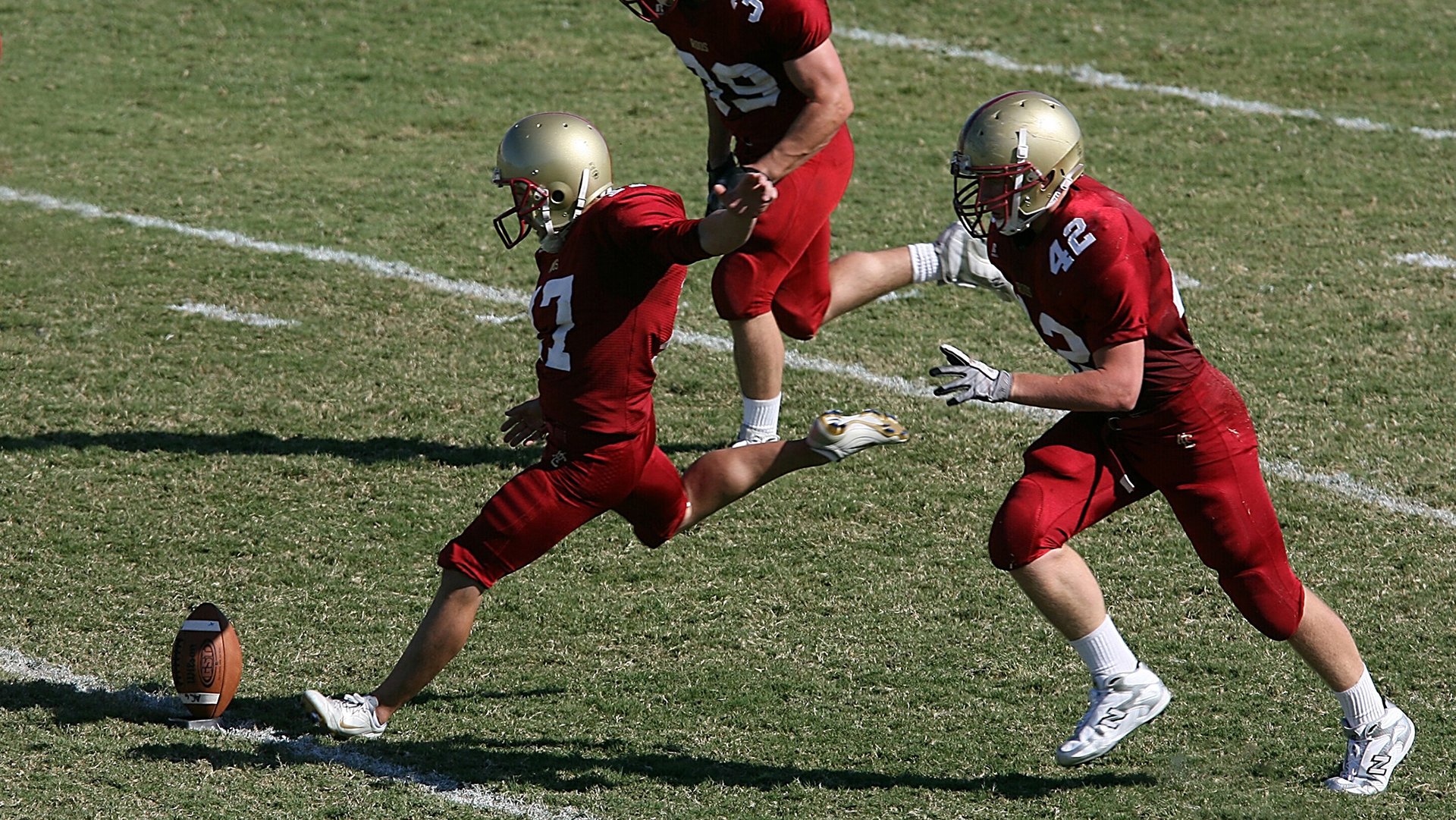 多方媒体盛赞球队防线表现称其为本赛季最具韧性的后防组合，足坛后防线排名