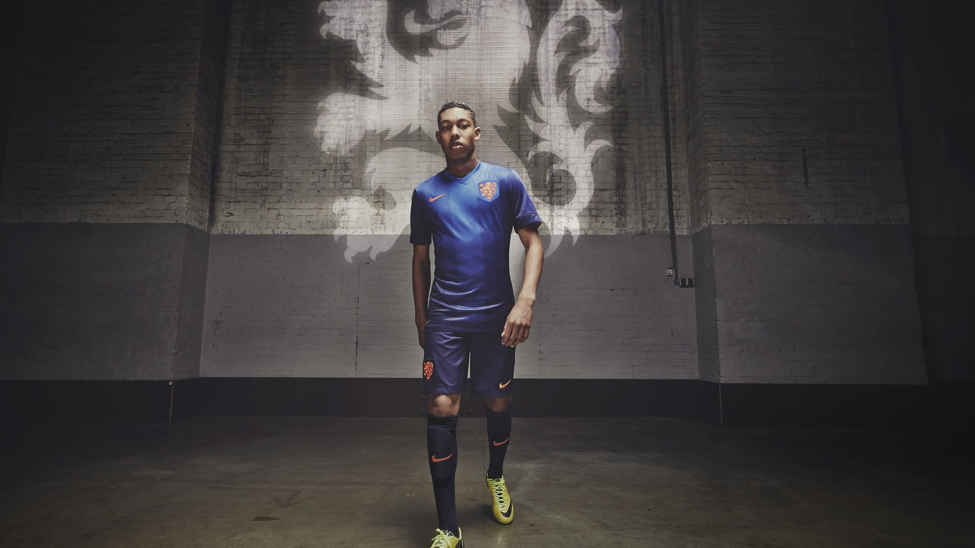 弗兰:凭借强大的身体对抗能力和出色的防守技术,他成为了全黑队的防线保障